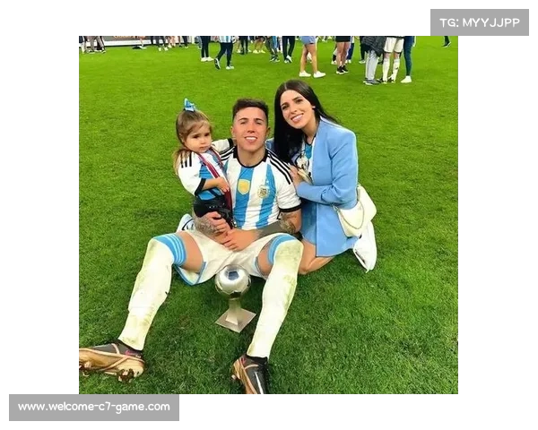 恩佐手捧大力神杯庆祝不停拿下冠军荣耀时刻分享喜悦心情 恩佐手捧大力神杯庆祝不停拿下冠军荣耀时刻分享喜悦心情